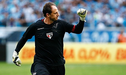 Rogerio Ceni phá kỉ lục của Ryan Giggs