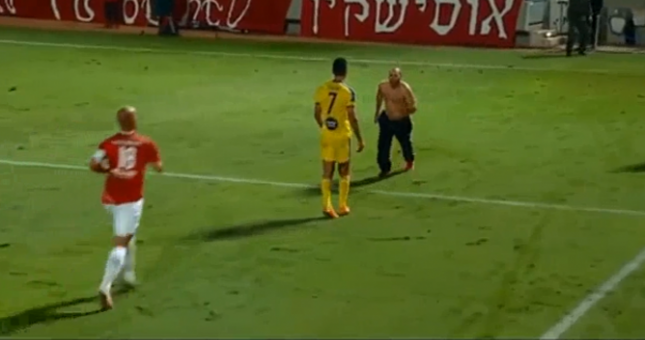 VIDEO: Fan cuồng vào sân phá phách, trận derby Tel Aviv phải hủy