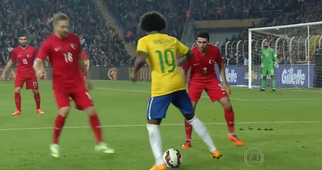 VIDEO: Willian biến hai hậu vệ Thổ Nhĩ Kỳ thành khán giả bất đắc dĩ