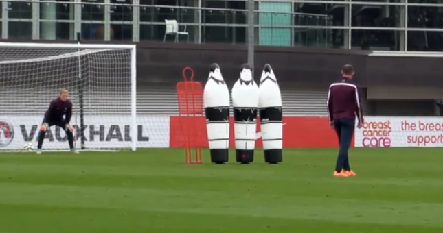 Video: Pha đá phạt của Rooney khiến Joe Hart chôn chân trên sân tập