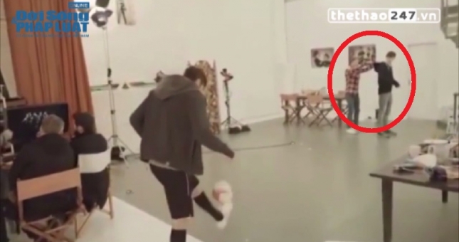 VIDEO: Bật tường 3 lần, Adam Lallana vẫn đưa bóng trúng đích