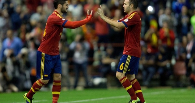 VIDEO: Isco vs Iniesta - Những đôi chân ma thuật của bóng đá TBN