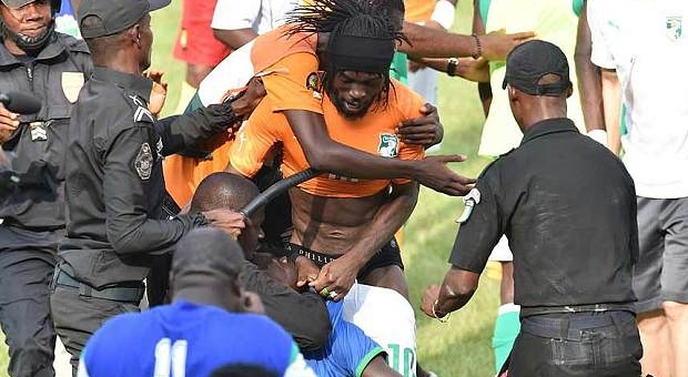 VIDEO: Cảnh tượng hỗn loạn trong trận Bờ Biển Ngà gặp Cameroon