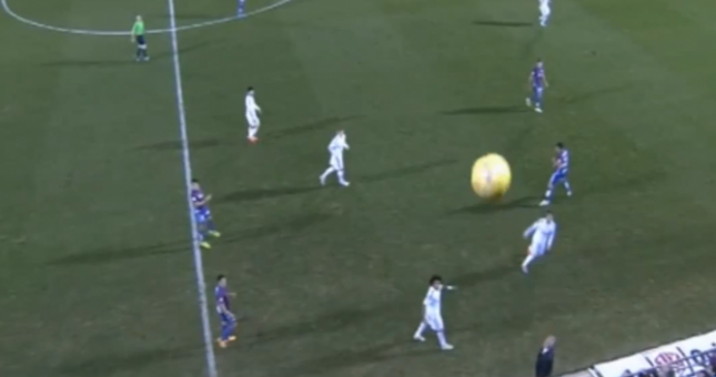 VIDEO: Ramos phá bóng, tiện thể phá luôn camera tivi trên sân