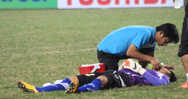 VIDEO: Cận cảnh pha va chạm dẫn đến chấn thương của Nguyên Mạnh