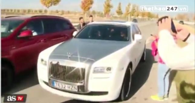 VIDEO: Fan phát cuồng vì siêu xe Rolls Royce Ghost của Ronaldo