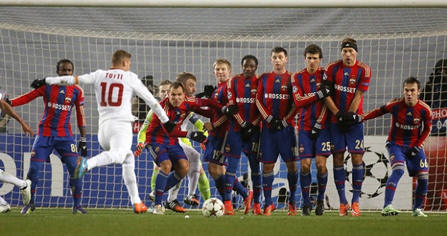 Totti phá 2 kỉ lục với siêu phẩm 103km/h