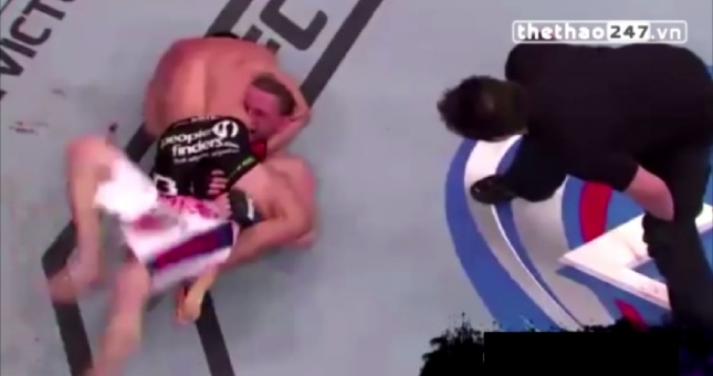 VIDEO: Tuyệt chiêu kẹp cổ khiến đối phương ''giãy giụa''