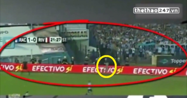 VIDEO: Bóng ma bất ngờ xuất hiện trong trận đấu của River Plate