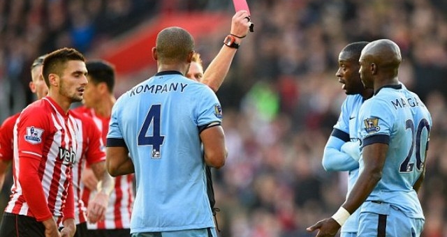 VIDEO: Phút 74' - Tình huống Mangala phải nhận thẻ đỏ