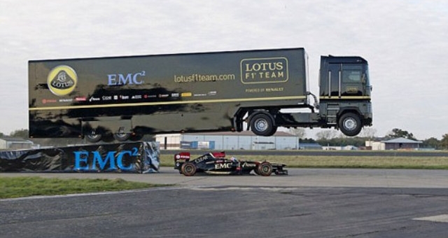 VIDEO: Khó tin pha lách qua gầm xe container của xe đua F1