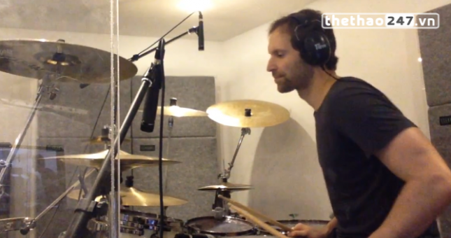 VIDEO: Petr Cech lại gây sốt với bản drum cover Best of You của Foo Fighter
