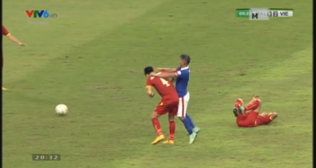 VIDEO: Phút 70' - Safiq Rahim chơi xấu với trung vệ Tiến Thành