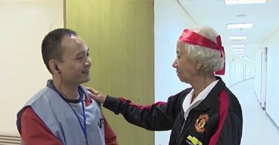 Cụ bà 73 tuổi mê M.U khiến nhiều fan bóng đá bất ngờ