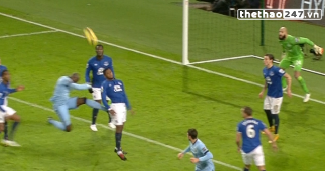 VIDEO: Pha kung-fu, bỏ bóng đạp người của Mangala với Eto'o