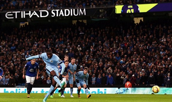VIDEO: Cú penalty gây tranh cãi mà ManCity được hưởng trước Everton
