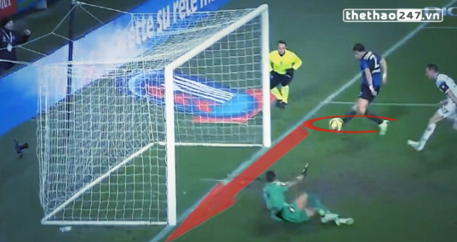 VIDEO: Pha đệm bóng cắt mặt khung thành từ khoảng cách... 1m