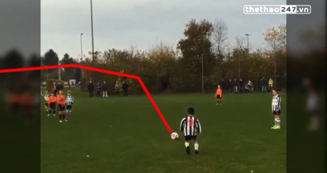 VIDEO: Con trai huyền thoại Patrick Kluivert đá phạt đẳng cấp