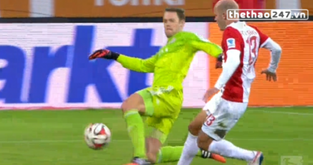 VIDEO: Neuer lại lên tranh bóng tận giữa sân và suýt phải trả giá