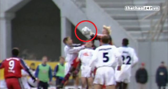 VIDEO: Thủ thành Oliver Kahn nhận thẻ đỏ vì... dùng tay ghi bàn