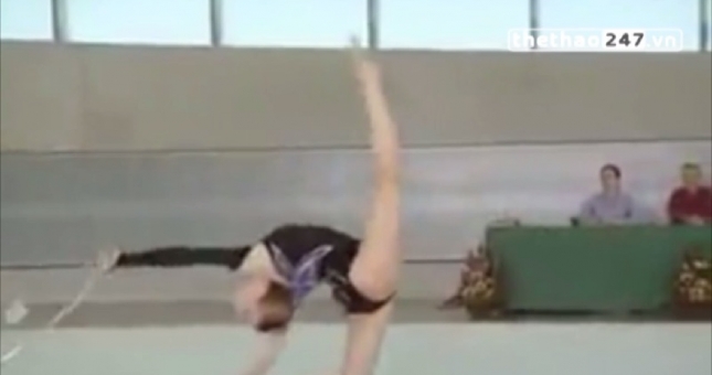 VIDEO: Tai nạn hài hước và bất ngờ của nữ VĐV thể dục dụng cụ