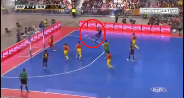 VIDEO: Xem Gerard Pique hóa siêu nhân trên sân Futsal