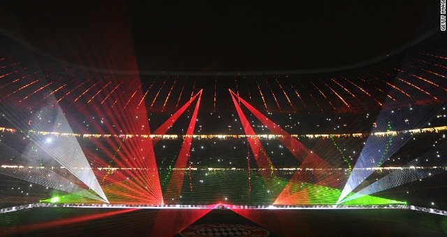 VIDEO: Bayern tổ chức bữa tiệc ánh sáng trên sân Allianz Arena tri ân NHM