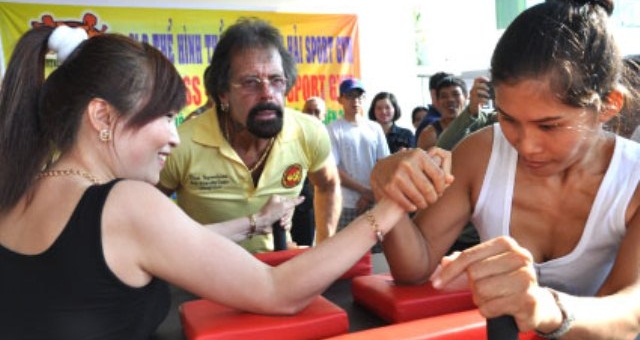 VIDEO: Pha gãy tay kinh hoàng của thiếu nữ khi thi vật tay