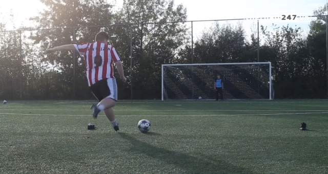 VIDEO: Biệt tài sút phạt của cầu thủ nặng... 110kg