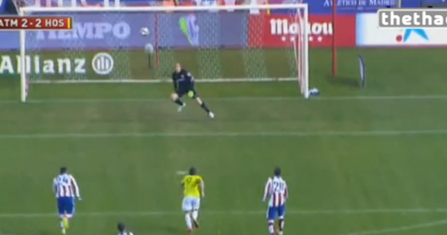 VIDEO: Cú sút xa có quỹ đạo bay dị thường, hoặc là mắt thủ môn có vấn đề