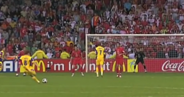 VIDEO: Cú sút phạt không thể cản phá của 'Roberto Carlos Ukraine'