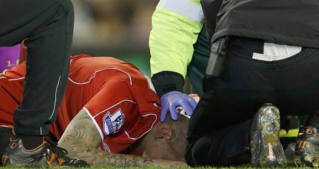 VIDEO: Skrtel đổ máu sau tình huống va chạm kinh hoàng với Giroud