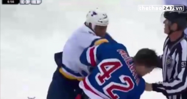 VIDEO: Luật lạ ở môn hockey cho phép VĐV ''choảng'' nhau nảy lửa