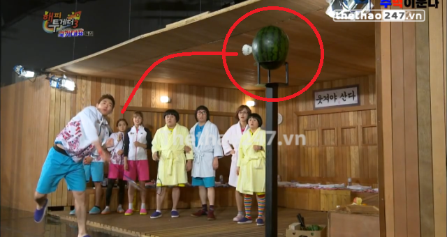 VIDEO: Pha smash cầu cực mạnh làm nứt toác quả dưa hấu của Lee Yong Dae