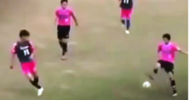 VIDEO: Xấu hổ thay cầu thủ đá trượt bóng 3 lần liên tiếp