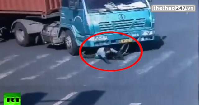 VIDEO: Thoát chết thần kỳ khi xe đạp bị cuốn vào gầm xe container