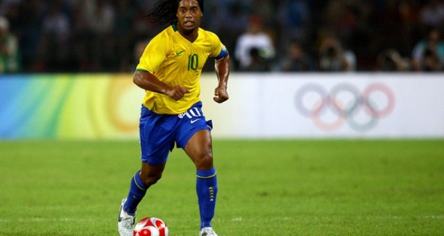 VIDEO: Ronaldinho khiến việc qua người trở nên đơn giản hơn bao giờ hết