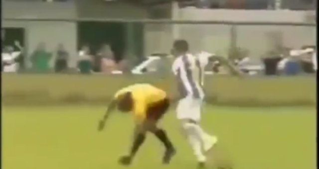 VIDEO: Cầu thủ 'nện' trọng tài tơi bời vì rút thẻ vô lý