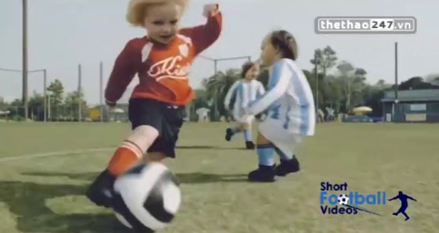 VIDEO: Màn đối đầu đẳng cấp giữa 'Ronaldo nhí' và 'Messi nhí'