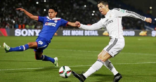 Ronaldo bực mình vì bị kèm quá sát