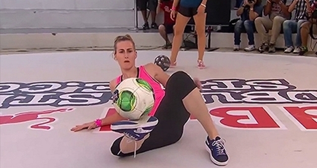 VIDEO: Khi các hot-girl biểu diễn kỹ thuật với trái bóng