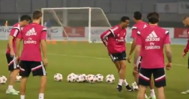 VIDEO: Ronaldo phô diễn kĩ thuật trên sân tập tại Dubai