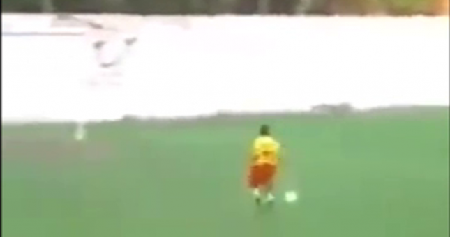 VIDEO: Cầu thủ mím môi mím lợi sút bóng lên trời trước khung thành trống