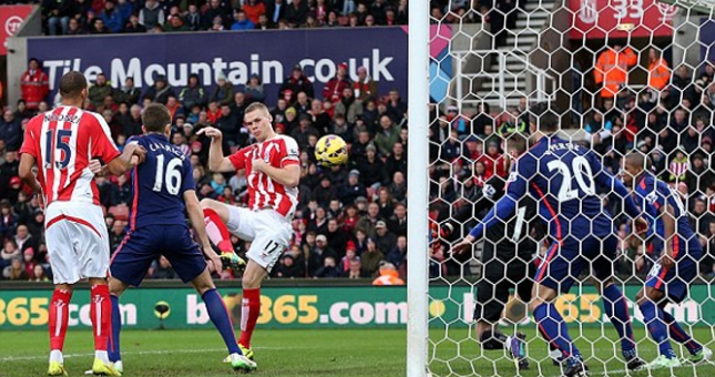Stoke City 1-1 Man Utd: Quỷ đỏ 'chết hụt' tại Britania!