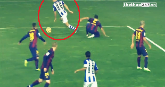 VIDEO: Hậu vệ của Barcelona bị cầu thủ Real Sociedad biến thành gã hề