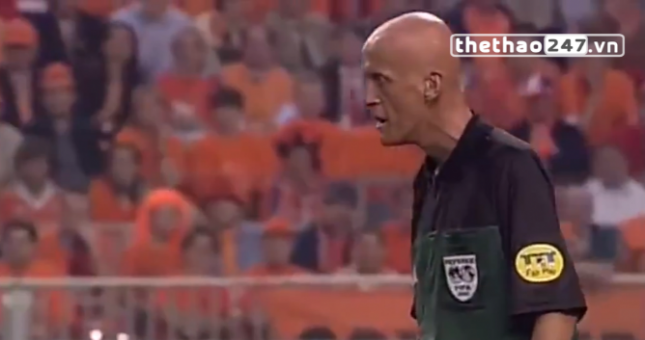 VIDEO: Tình huống xử lý mẫu mực của trọng tài huyền thoại Pierluigi Collina