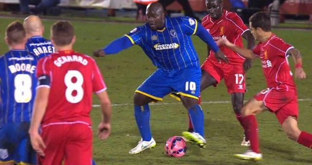 VIDEO: Tuyệt kỹ 'quay compa' của Zidane được tái hiện bởi tiền đạo trăm ký