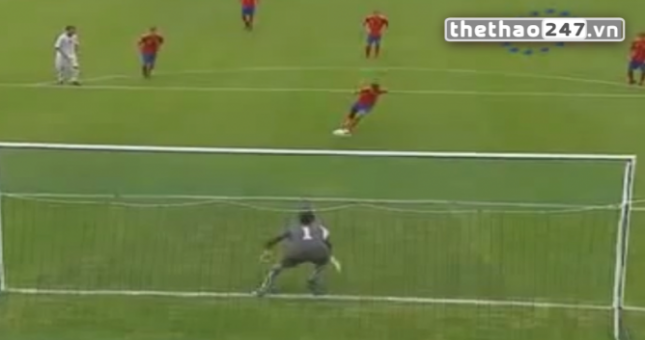 VIDEO: Tuyển thủ U19 Tây Ban Nha sút penalty bằng chân ... trụ