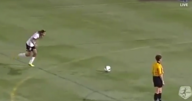 VIDEO: Cú sút phạt đẳng cấp kiểu Knuckleball của 'Ronaldo nữ'