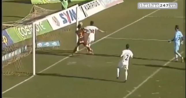 VIDEO: Tiền đạo dùng tay cản phá cú sút của chính mình ở giải VĐQG Hy Lạp